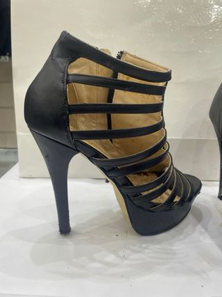 Stivaletti donna neri traforati