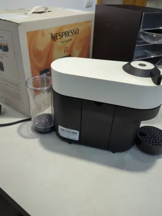 Cafetera Nespresso Vertuo Pop + Dispensador