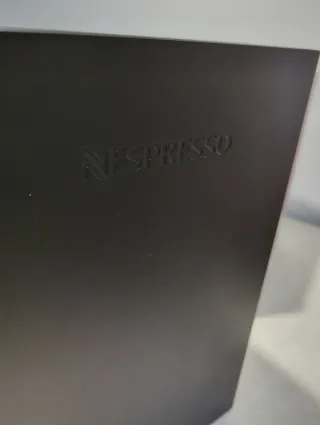 Cafetera Nespresso Vertuo Pop + Dispensador