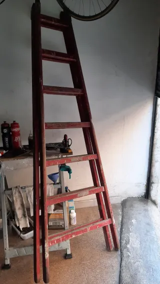 Escalera de madera roja