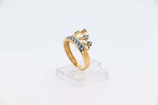 ANILLO GRANDE CORONA CIRCONITAS AZULES. Oro 18k.