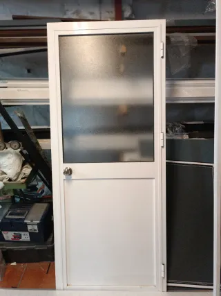 Puerta aluminio con cristal esmerilado