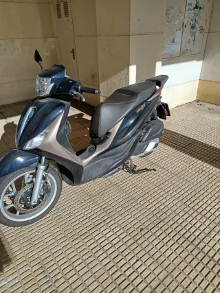 Piaggio Medley 125 Marrón/Gri Año 2022 4.500 Km.