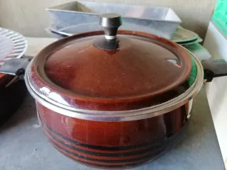 Olla Marrón con Tapa Negra