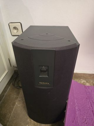 5 Altavoces Technics Negros y un subwoofer.