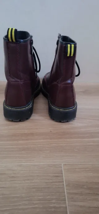 Botas burdeos con cordones