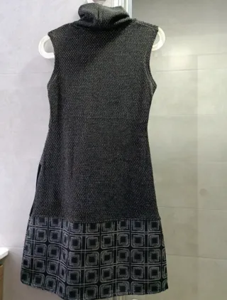 Vestido sin mangas con cuello alto