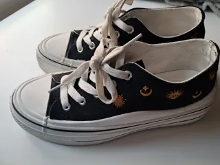 Zapatillas negras con detalles dorados talla 38