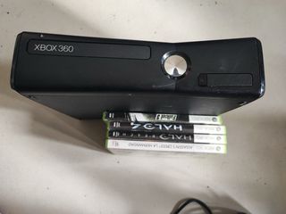 Xbox 360 con 4 juegos y mando