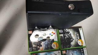 Xbox 360 con 4 juegos y mando
