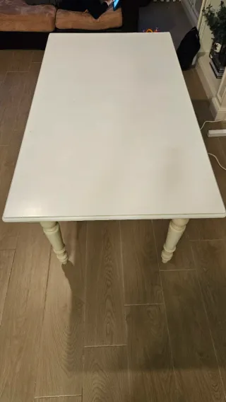 Mesa de comedor de madera blanca