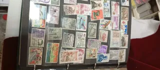 Álbum de sellos con bastantes sellos