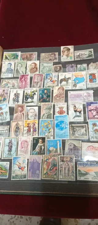 Álbum de sellos con bastantes sellos