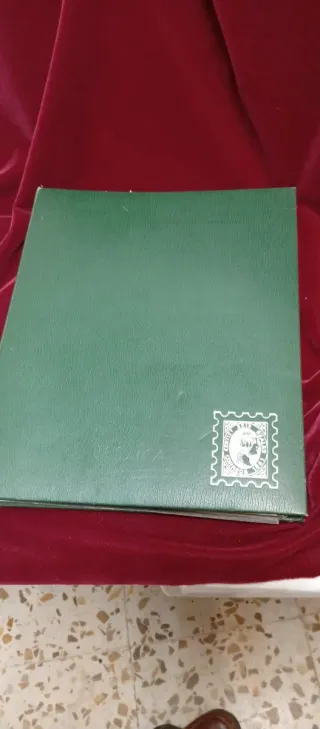 Álbum de sellos con bastantes sellos