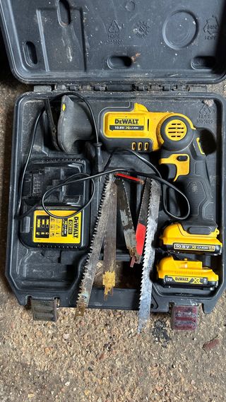 Sierra inalámbrica DeWalt 10.8V con baterías y car
