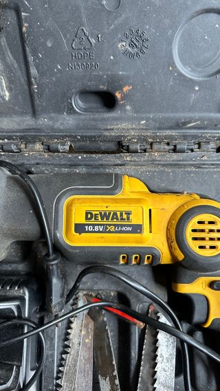 Sierra inalámbrica DeWalt 10.8V con baterías y car