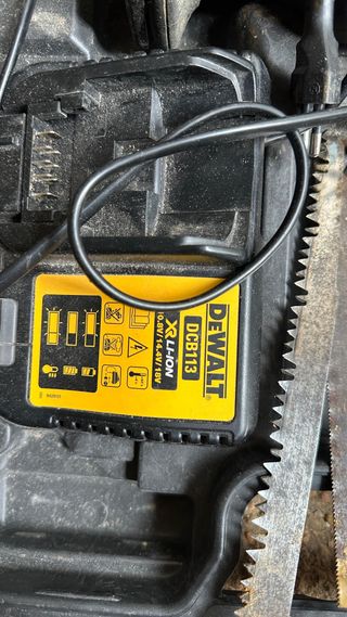 Sierra inalámbrica DeWalt 10.8V con baterías y car