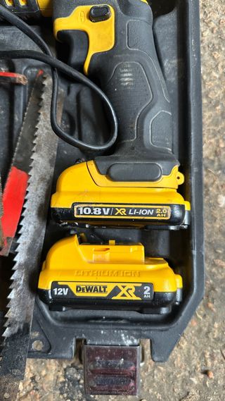 Sierra inalámbrica DeWalt 10.8V con baterías y car