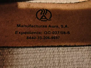 Cinturón de cuero con hebilla dorada