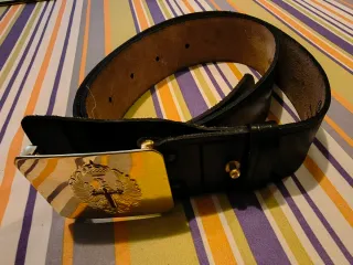 Cinturón de cuero con hebilla dorada