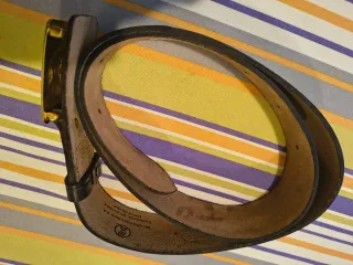 Cinturón de cuero con hebilla dorada