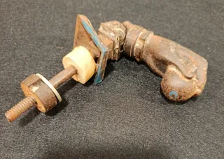 Aldaba picaporte antigua mano hierro forjado