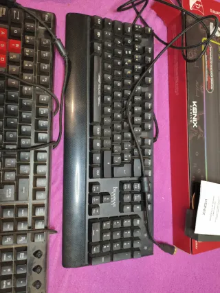Lote de artículos gaming: Teclados, Auriculares