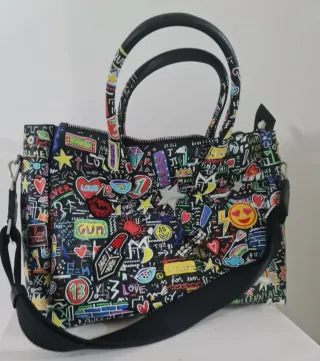 Borsa e pochette fantasia graffiti