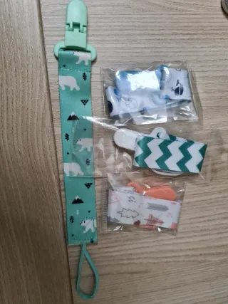 Cuelgachupetes con clips y cintas