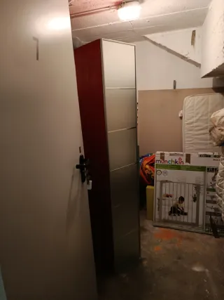 Vitrina roja y plateada