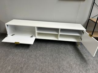 Mueble TV bajo blanco con patas doradas