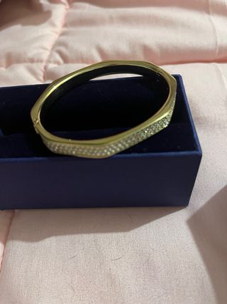 Pulsera y collar dorado con brillantes