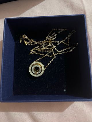 Pulsera y collar dorado con brillantes