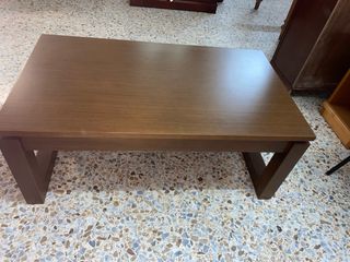 Mesa de centro con taburetes.