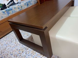 Mesa de centro con taburetes.