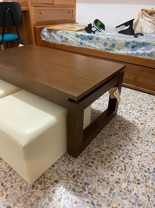 Mesa de centro con taburetes.