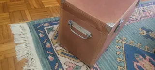 Baúl caja de madera con asas, cierres y ruedas