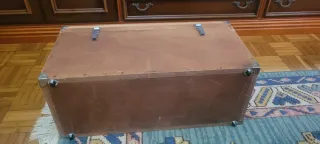 Baúl caja de madera con asas, cierres y ruedas