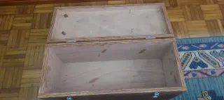 Baúl caja de madera con asas, cierres y ruedas