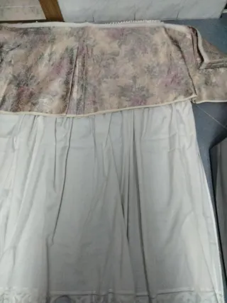 Cortinas partidas beige y blancas