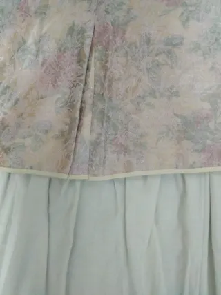 Cortinas partidas beige y blancas