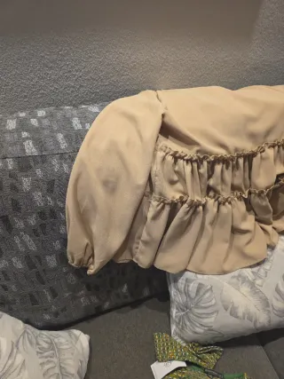 Blusa beige con volantes