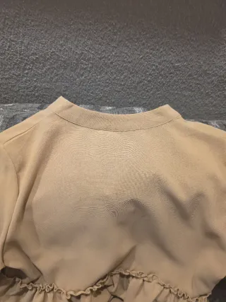 Blusa beige con volantes