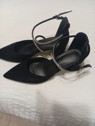 Zapatos de fiesta negros de ante con pedrería.