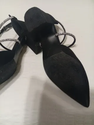 Zapatos de fiesta negros de ante con pedrería.