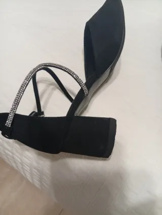 Zapatos de fiesta negros de ante con pedrería.