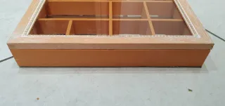 Bacheca in legno con divisori