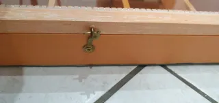 Bacheca in legno con divisori