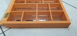 Bacheca in legno con divisori