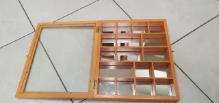 Bacheca in legno con divisori